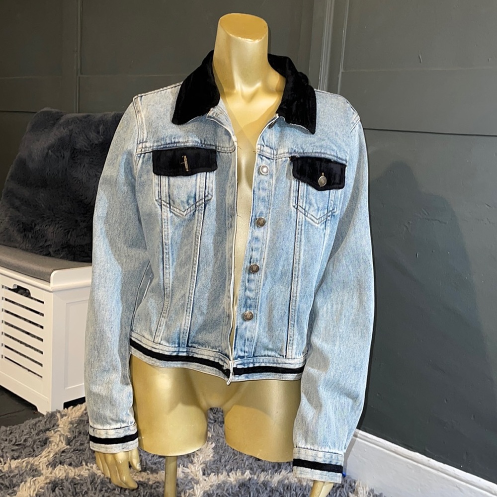 Light Jean Jacket with Velvet Collar and Pockets